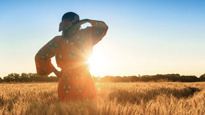 mulher olhando para um ceu limpo