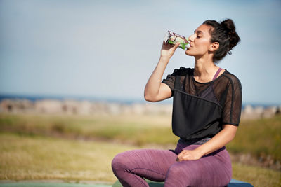 Mulher bebendo solucao proteica