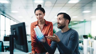 Hombre y mujer mirando una pantalla