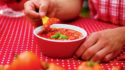 Salsa de tomate con nachos