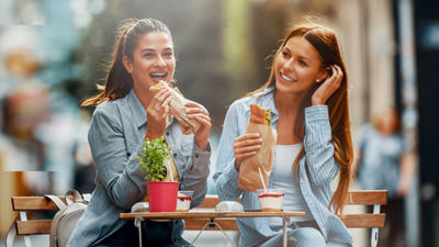 两位妇女关在笼子