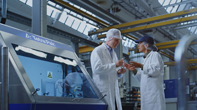 deux employés de laboratoire avec un homogénéisateur