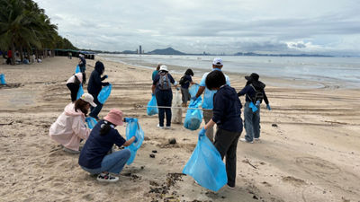 Tetra Pak employees collecting garbage