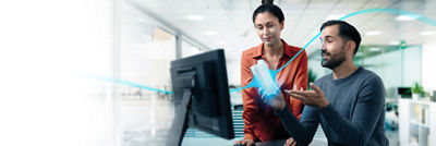 带纸盒的男女看计算机屏幕