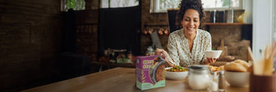 Couple dans la cuisine préparant un repas