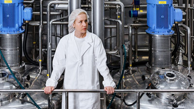 Femme dans une usine de production de fromage.