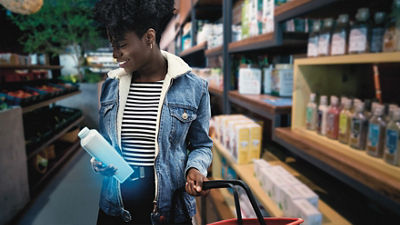 储物柜中妇女手持打包