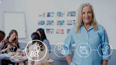 穿蓝衬衣的妇女站到车间里闭门寻找