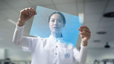 实验室女操作员