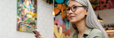 Femme avec un téléphone mobile