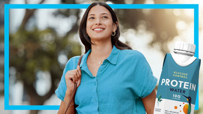 Mujer con blusa azul
