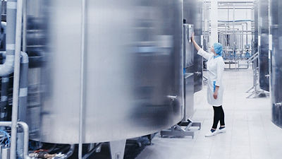 Depolama tankları ve kadın operatör