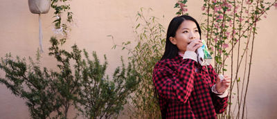 En kvinna dricker ur en förpackning