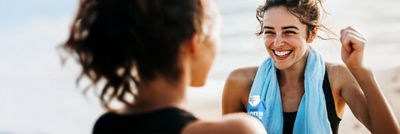 运动女性手拿采用利乐钻®无菌纸包装的蛋白饮料