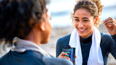 Sportives avec des boissons protéinées dans des briques alimentaires Tetra Prisma Aseptic