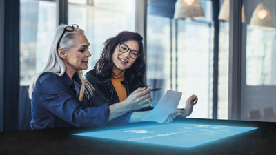 妇女看纸张优化