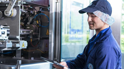 Opertor and filling machine, maintenance service