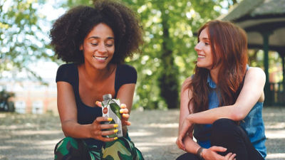 Mujeres jóvenes con envases de cartón Tetra Pak