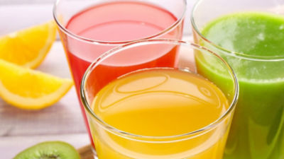 Suco, néctar e vitamina em copos