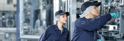 Service engineers, service on filling machine
