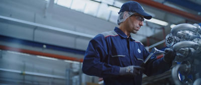un homme réparant une machine