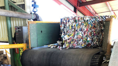 Embalagens em esteira de reciclagem