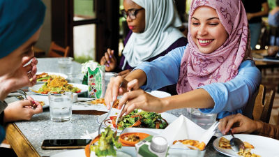 プレートから食べ物を取り分ける女性