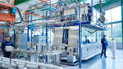prise en usine avec des personnes et des machines