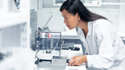Mulher no laboratório