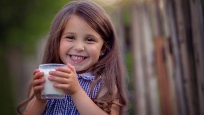 Niña bebiendo leche