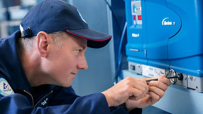 Operador configurando ajustes en un equipo