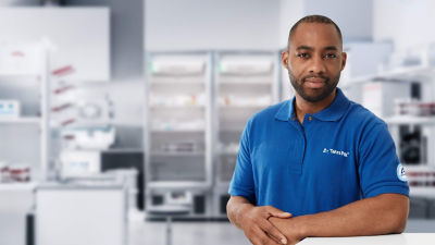Homem em laboratório de alimentos
