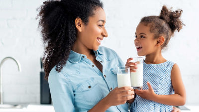 madre e hija con leche