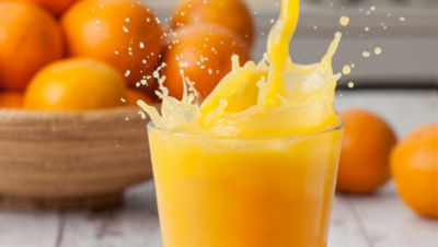 Jugo de naranja en vaso