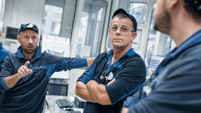 Três trabalhadores de fábrica