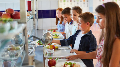 niños a los que se les sirve el almuerzo