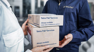 una persona entrega paquetes