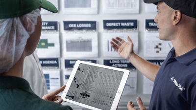 operadores mirando una tableta y gráficos