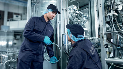 Due operai di fabbrica in uno stabilimento