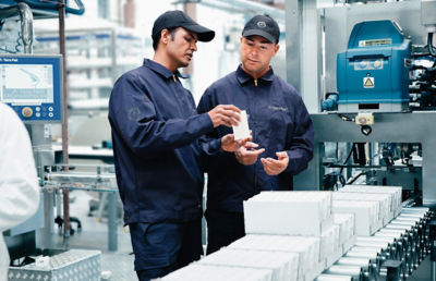 trabalhadores na fábrica parceira co-packer