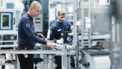 Dos hombres trabajando juntos