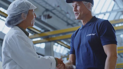 Zwei Personen, die einander die Hand geben
