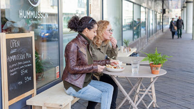 Des femmes dans un bar à houmous