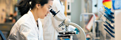 Mulher em um laboratório