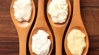 Cucharas de madera con queso blando y queso crema
