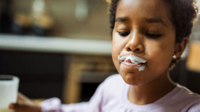 Fille avec une moustache de lait