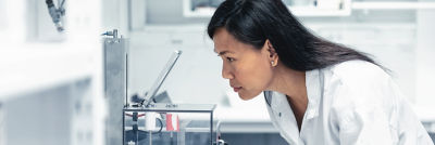 Une femme dans un laboratoire