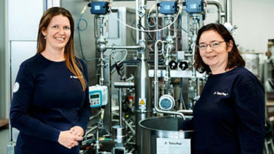 Anitha Rasmussen, tecnóloga de aplicações sênior, e Hanne Sørensen, gerente de produto de aplicações baseadas em bebidas e alimentos