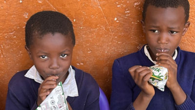Two children with Tetra Pak milk. 