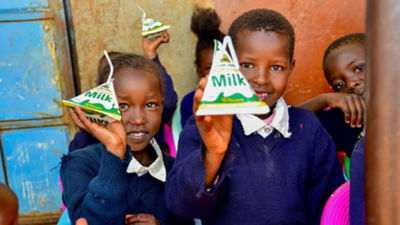 Two children with Tetra Pak milk. 